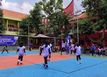 Tim Voli Pelajar Luar Kota Ramaikan Turnamen Bola Voli SMK Krian 1 Sidoarjo