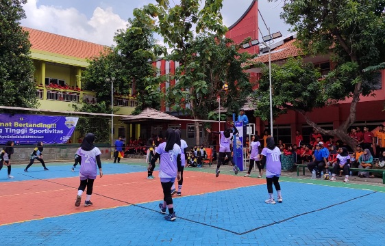 Tim Voli Pelajar Luar Kota Ramaikan Turnamen Bola Voli SMK Krian 1 Sidoarjo