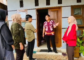 Mahasiswa Umsida Bina UMKM Desa Watuagung Manfaatkan Digital Marketing