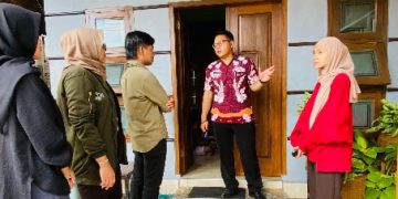 Mahasiswa Umsida Bina UMKM Desa Watuagung Manfaatkan Digital Marketing
