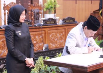 DPRD Banyuwangi dan Bupati Ipuk Fiestiandani Mengesahkan Raperda RTRW Jadi Perda