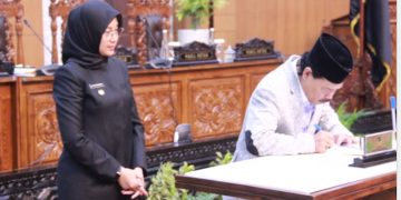 DPRD Banyuwangi dan Bupati Ipuk Fiestiandani Mengesahkan Raperda RTRW Jadi Perda