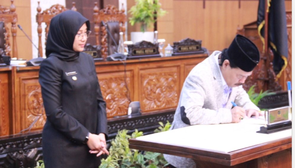 DPRD Banyuwangi dan Bupati Ipuk Fiestiandani Mengesahkan Raperda RTRW Jadi Perda