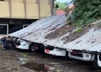 7 Mobil Dinas Pemkab Sidoarjo Tertimpa Kanopi