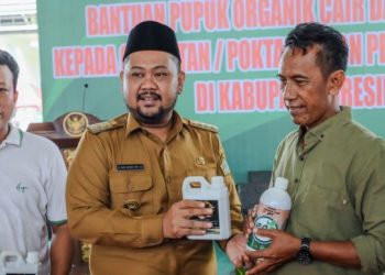 Tingkatkan Produktivitas Pangan, Gapoktan Gresik Dapat Bantuan Pupuk Organik dan Hayati Cair