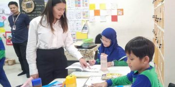 SD Al Falah Darussalam 2 ICP Kehadiran Miss Anabel Melihat Pembelajaran Buku Collins