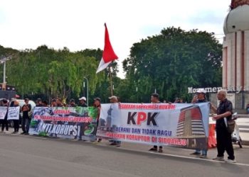 Puluhan Orang Unjukrasa Dukung KPK Usut Tuntas Korupsi BPPD Sidoarjo