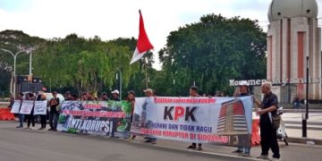Puluhan Orang Unjukrasa Dukung KPK Usut Tuntas Korupsi BPPD Sidoarjo