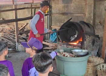 Pengusaha Krupuk Pasir Bertahan Di Tengah Harga Tepung Melambung