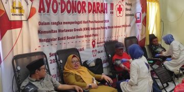 Wabup dan Kapolres Gresik Awali Donor Darah HPN 2024 KWG