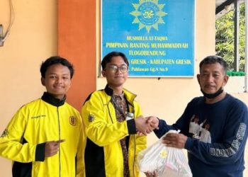 Tanamkan Kepedulian Sosial, IPM SMAM 1 Gresik Gelar Aksi Filantropis Bagi-bagi Sembako