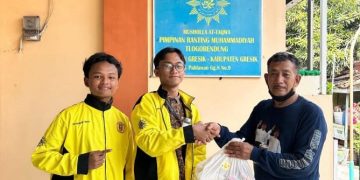 Tanamkan Kepedulian Sosial, IPM SMAM 1 Gresik Gelar Aksi Filantropis Bagi-bagi Sembako