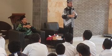 Ustaz Wijayanto: Jangan Menikahi Wanita Berkacamata