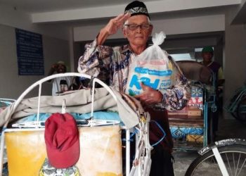 Spontan Hormat, ketika Mbah Pi’i Terima Paket Sembako dan Uang dari Nurul Hayat