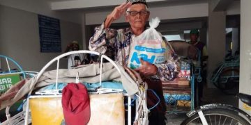 Spontan Hormat, ketika Mbah Pi’i Terima Paket Sembako dan Uang dari Nurul Hayat
