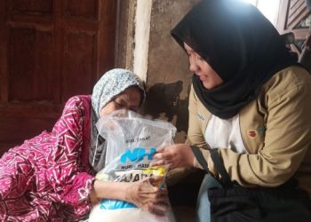 Sambut Ramadan, Nurul Hayat Bagikan Ribuan Paket Sembako untuk Tukang Becak dan Janda Tua Dhuafa