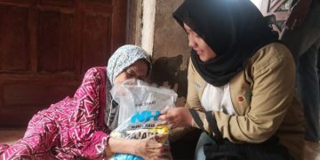 Sambut Ramadan, Nurul Hayat Bagikan Ribuan Paket Sembako untuk Tukang Becak dan Janda Tua Dhuafa