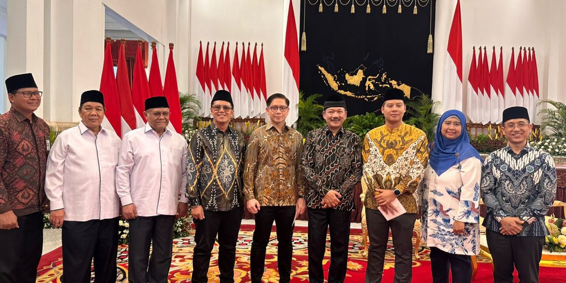 Presiden, Wapres, Menhan Prabowo dan Hendy Setiono HIPMI Syariah Serahkan Zakat ke Baznas di Istana Negara