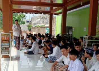 Siswa SMK Antartika 2 Sidoarjo Nyantri di Ponpes Al Falah Panji