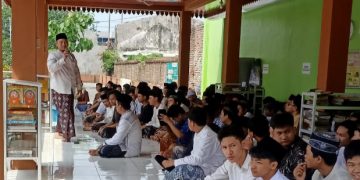 Siswa SMK Antartika 2 Sidoarjo Nyantri di Ponpes Al Falah Panji
