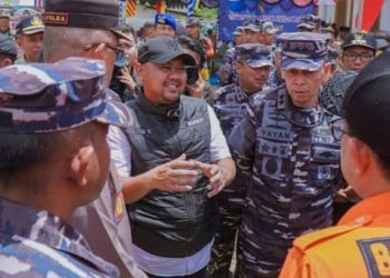 Bersama Kasal, Bupati Gresik Kembali Salurkan Bantuan Pascagempa ke Bawean