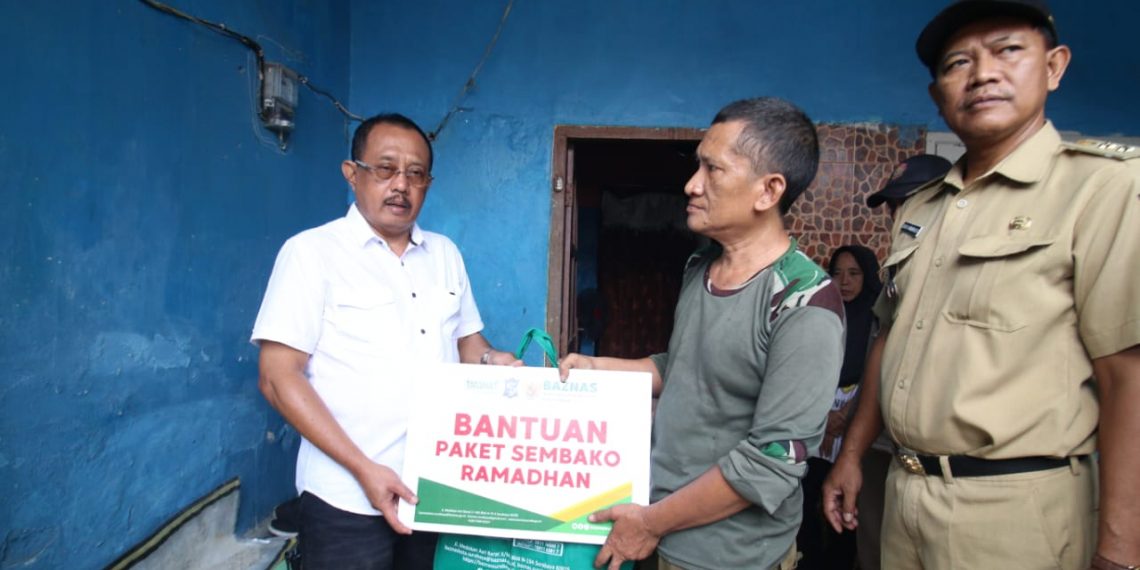 Ribuan Paket Sembako Dibagikan ke Warga Surabaya