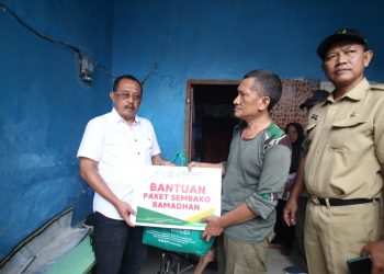 Ribuan Paket Sembako Dibagikan ke Warga Surabaya