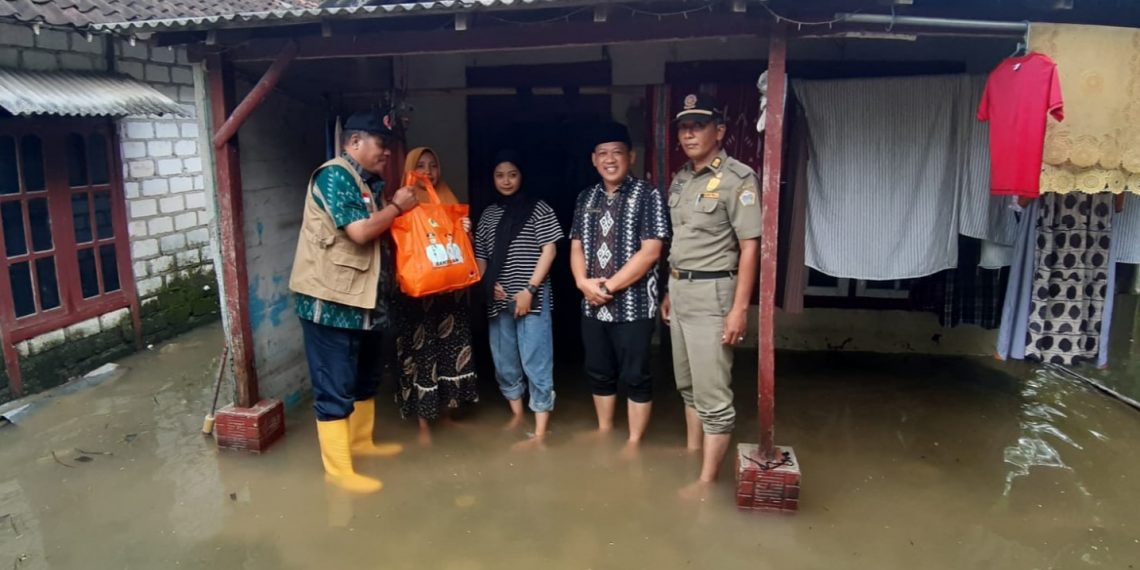 Di Gresik, Warga Terdampak Banjir Bengawan Solo Dapat Paket Sembako