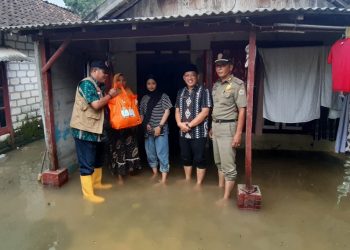 Di Gresik, Warga Terdampak Banjir Bengawan Solo Dapat Paket Sembako