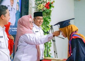 Mengharukan, Ratusan Emak-emak Gresik  Diwisuda di Sekolah Orang Tua Hebat