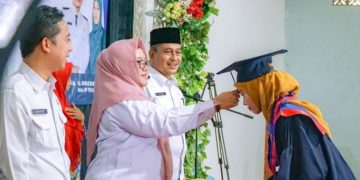 Mengharukan, Ratusan Emak-emak Gresik  Diwisuda di Sekolah Orang Tua Hebat