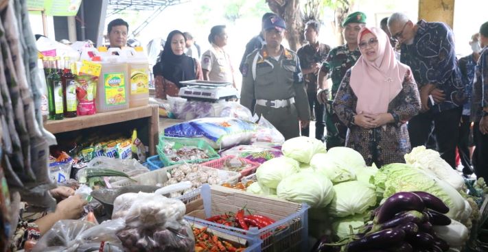 Sidak Kebutuhan Pokok, Wabup Gresik Pastikan Stabilitas Pasokan dan Harga Pangan Aman Selama Ramadan
