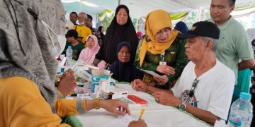 Peringati HPN, PWI Gresik Gelar Baksos Kesehatan dan Penghijauan di Kawasan Pesisir