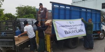 Peduli Korban Gempa Bawean, Keluarga Besar Ponpes Mambaus Sholihin Gelontor Bantuan