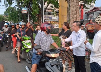 Forum Komunikasi Anggota Peradi Sidoarjo Berbagi Takjil Untuk Pengguna Jalan