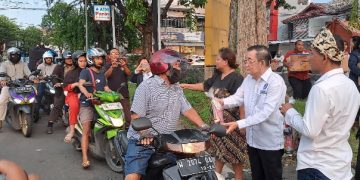 Forum Komunikasi Anggota Peradi Sidoarjo Berbagi Takjil Untuk Pengguna Jalan