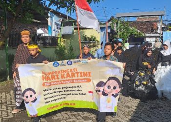 Siswa SDN Dukuh Tengah Sidoarjo Dikenalkan Perjuangan RA Kartini