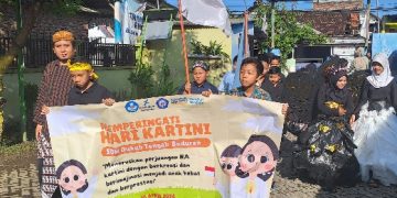Siswa SDN Dukuh Tengah Sidoarjo Dikenalkan Perjuangan RA Kartini