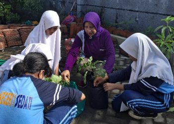 Siswa SMPN 1 Sedati Lestarikan Lingkungan Malalui Peringatan Hari Bumi