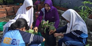 Siswa SMPN 1 Sedati Lestarikan Lingkungan Malalui Peringatan Hari Bumi