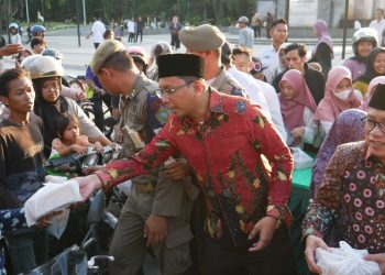 Bupati dan Ketua Dewan Berbagi Ribuan Takjil Untuk Pengguna Jalan