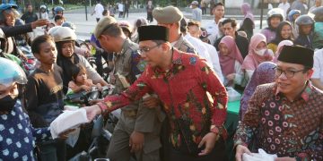 Bupati dan Ketua Dewan Berbagi Ribuan Takjil Untuk Pengguna Jalan