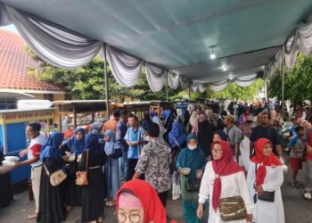 Ribuan Warga Serbu Makanan dan Jajanan Gratis Pendopo