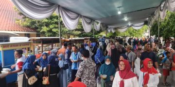 Ribuan Warga Serbu Makanan dan Jajanan Gratis Pendopo