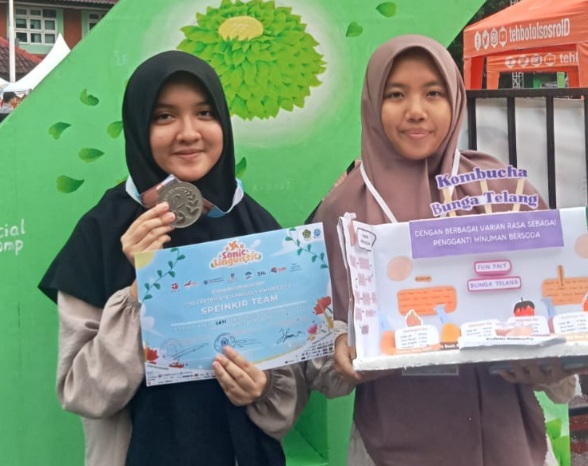 Siswi SMPIT Insan Kamil Sidoarjo Juara Kompetisi KTI Nasional 2024