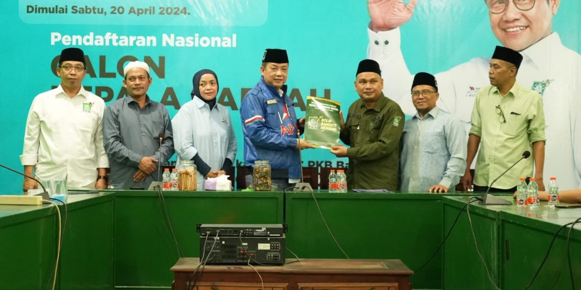 Datangi Kantor PKB Banyuwangi, Michael Ambil Formulir Cawabup, Berharap Duet dengan Gus Munib