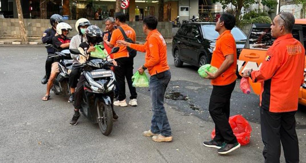 Inafis Polrestabes Surabaya Peduli Sesama dengan Berbagi Takjil