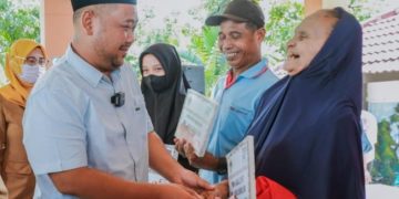 Jelang Lebaran, Bupati Gresik Salurkan Bantuan Sosial untuk Warganya
