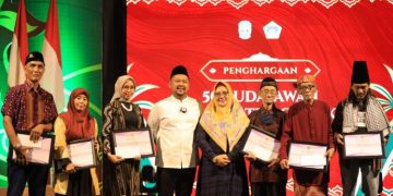 Pj. Gubernur Jatim Adhy Karyono Apresiasi Bupati Yani Berikan Penghargaan kepada 50 Seniman/Budayawan Gresik