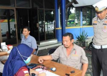 Hindari Kecelakaan ketika Mudik, Polres Gresik Periksa Kesehatan dan Tes Urine Sopir Bus